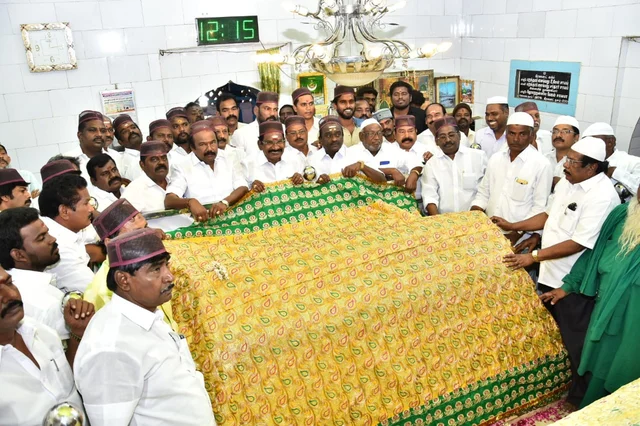 கோரிப்பாளையம் தர்ஹாவில் செல்லூர் ராஜு