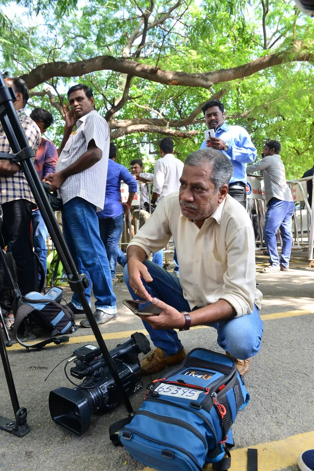 காட்சிகளை அலுவலகத்துக்கு அனுப்பும் கேமராமேன்