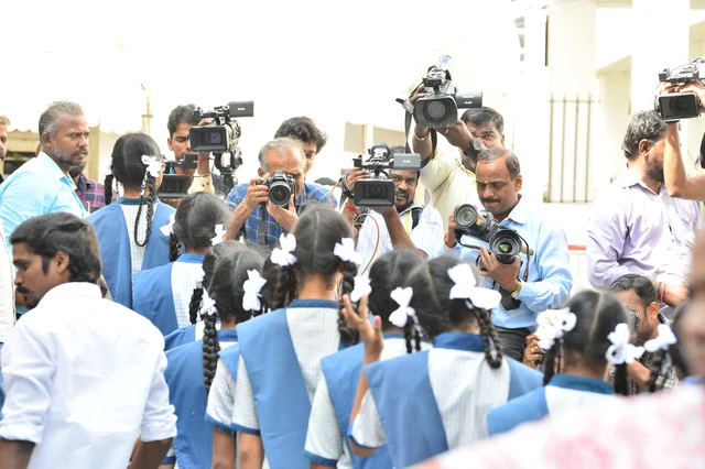சட்டப் பேரவை நிகழ்வுகளை காண வந்துள்ள பள்ளி மாணவிகளை புகைப்படம் எடுக்கும் புகைப்படக்கலைஞர்கள்
