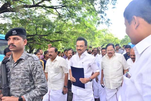 ஸ்டாலின் மற்றும் தி.மு.கவினர்