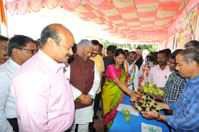 நிலைக் குழு தலைவரான கனிமொழி எம்.பி-யுடன் உறுப்பினர்கள்