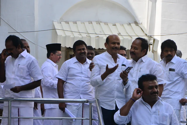 ஸ்டாலின் வருகைக்காக காத்துக்கொண்டிருந்த தி.மு.க-வினர்