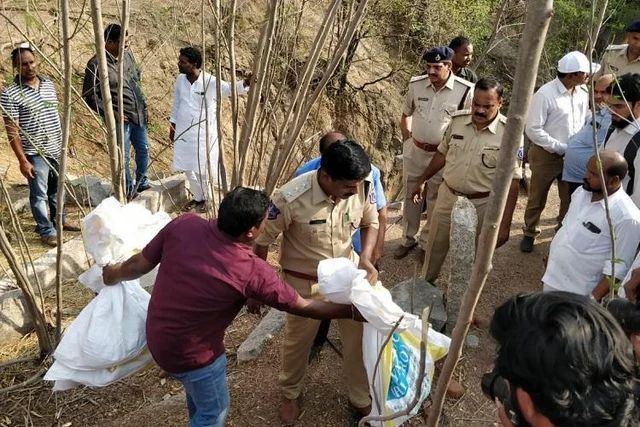 கிணற்றில் இருந்து கண்டெடுக்கப்பட்ட சடலங்கள்