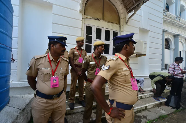 பாதுகாப்பு பணியில் காவல்துறையினர்...