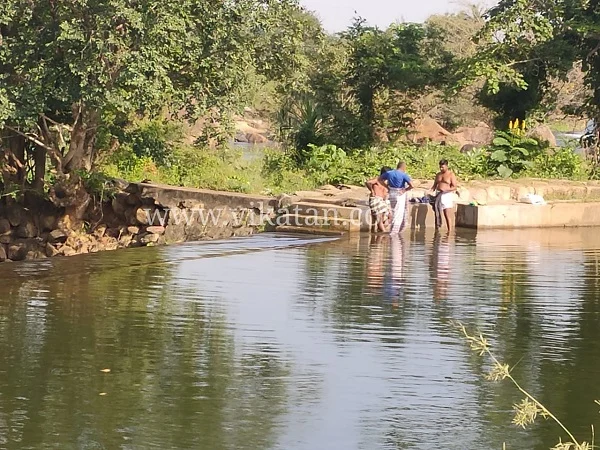 ஆபத்தை உணராமல் குளியல்
