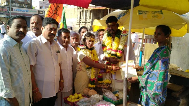 நோட்டீஸ் விநியோகித்த ஹரிகிருஷ்ணன், சரண்யா