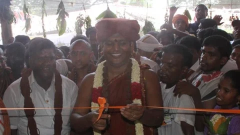 நித்யானந்தாவுடன் வஜ்ரவேலு
