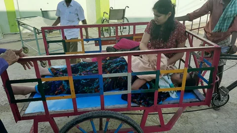 சிகிச்சைக்காக டிரை சைக்கிளில் கொண்டு வரப்பட்ட பெண் பக்தர்