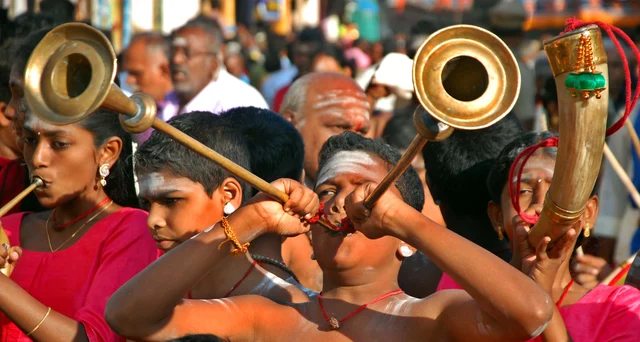 பஞ்சவாத்தியங்கள் முழங்கும் சிறுவர், சிறுமிகள்.