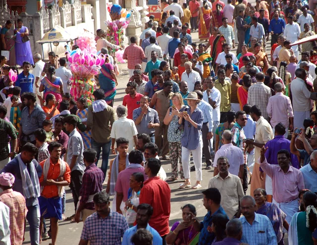 தேர் காண வலம் வரும் வெளிநாட்டவர்கள்.