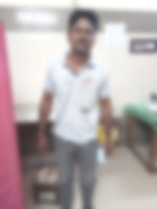 காயமடைந்த கணவன் ராஜேந்திரன்
