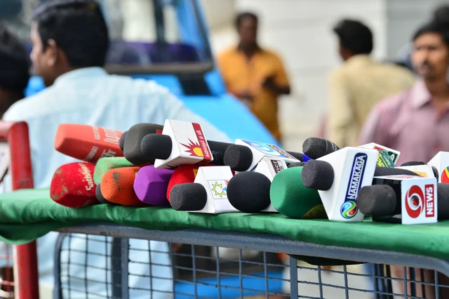 பிரஸ் மீட்டுக்கு தயாராக இருக்கும் மைக்குகள்
