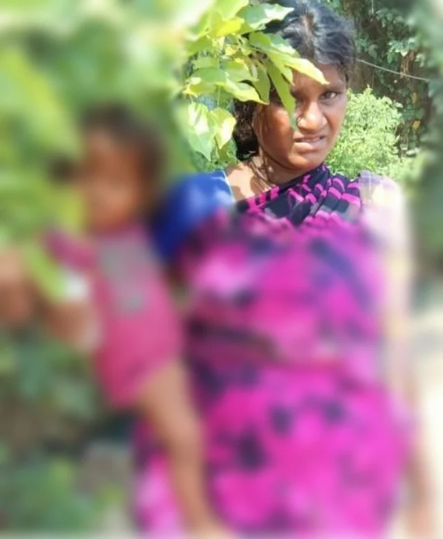 குழந்தையுடன் பிச்சையெடுக்கும் பெண்