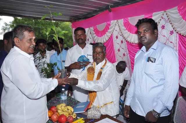 பதவியேற்வு விழாவில் மரக்கன்றுகள் வழங்கும் கந்தசாமி