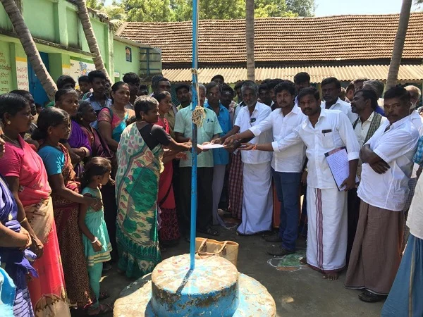 புறக்கணித்த பொதுமக்கள்