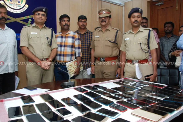 மீட்கப்பட்ட மொபைல்களுடன் போலீஸ் அதிகாரிகள்