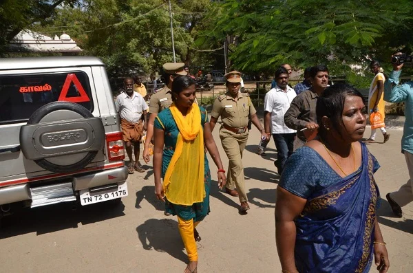 கைது செய்யப்பட்ட பெண்கள்