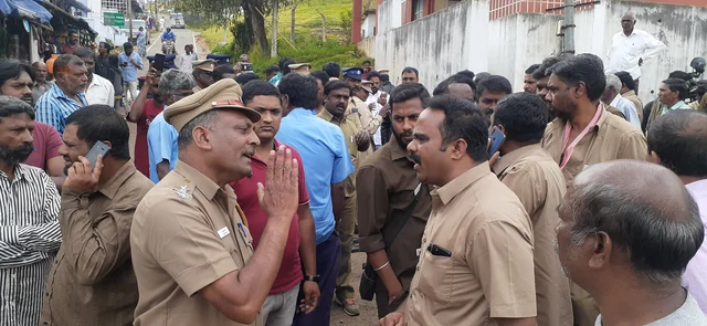 பேச்சுவார்த்தையில் போலீஸார்