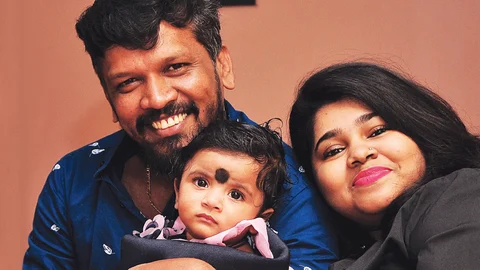 மனைவி நிவேதா மற்றும் குழந்தையுடன் கலை இயக்குநர் தேவா