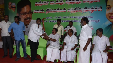 மேடையில் தினகரன்