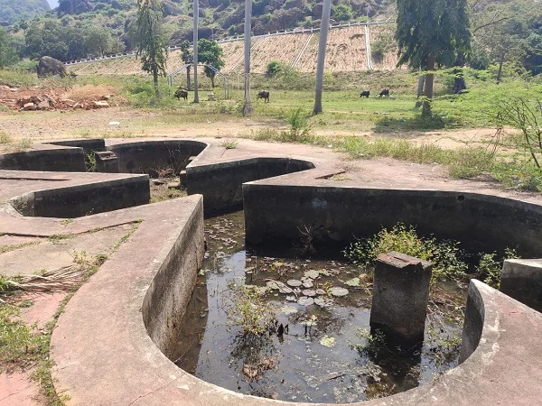 பயனற்றுக் கிடக்கும் நீரூற்று
