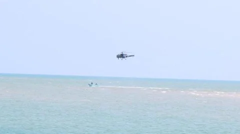 கடத்தல் படகை மடக்கிய கடற்படை