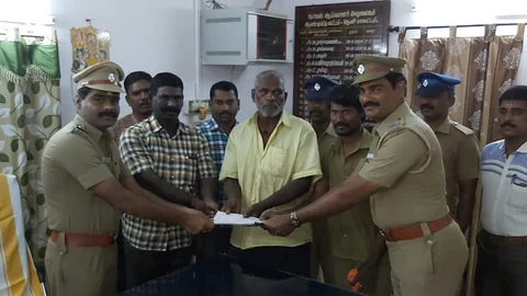 அம்மாவாசியிடம் பணம் ஒப்படைக்கப்படுகிறது.