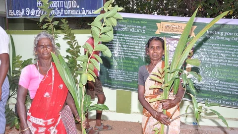 மரக்கன்றுகள் பெற்ற பயனாளிகள்