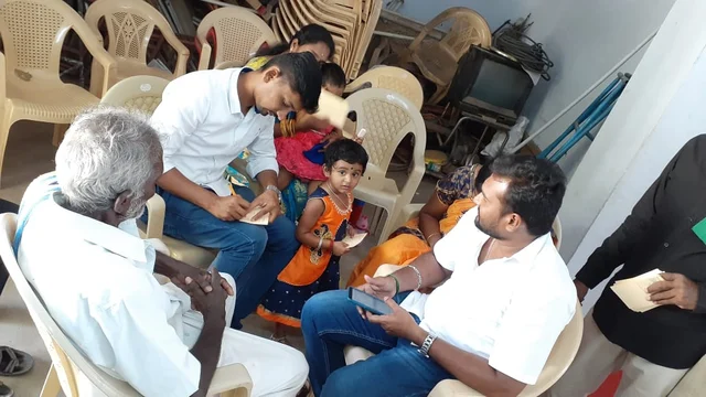 கோரிக்கை எழுதும் மக்கள்