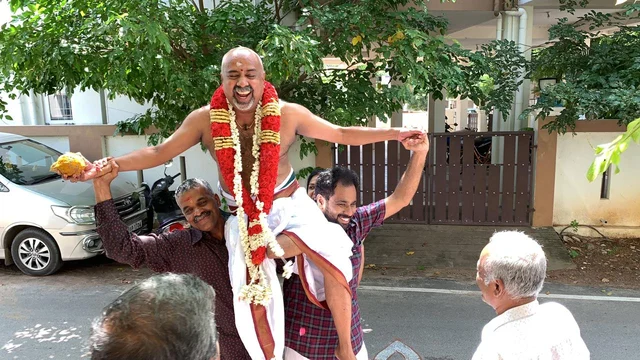 மாலை மாற்றுகையில்...