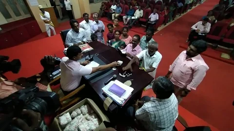 மருந்துகளுடன் வந்த மாணிக்கம்