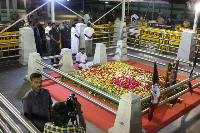 ஜெ. சமாதியில் பன்னீர்