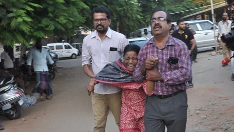 கதறிபடி மருத்துவமனைக்கு வந்த பெற்றோர்