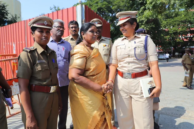 இன்ஸ்பெக்டருக்கு வாழ்த்து கூறும் போலீஸ் அதிகாரி