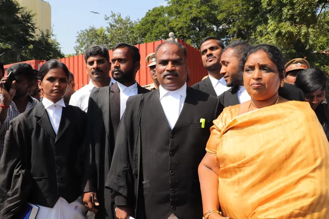 இன்ஸ்பெக்டர் விஜயசந்திரிகாவுடன் வழக்கறிஞர் ரமேஷ் டீம்