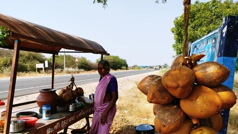 இளநீர் கடை முன்பு வெள்ளையம்மாள்
