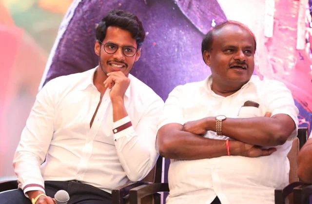 மகனுடன் குமாரசாமி