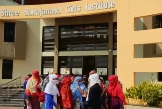 கல்லூரி மாணவிகள்