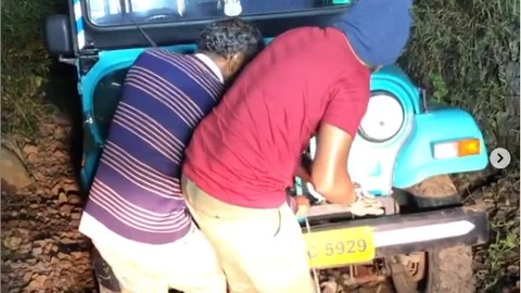 மாட்டிக்கொண்ட ஜீப்பை மீட்க முயலும் திரவியம்...