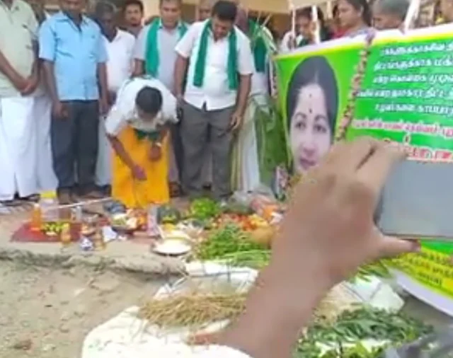 ஜெ., படத்துக்கு பூஜை செய்யும் விவசாயிகள்