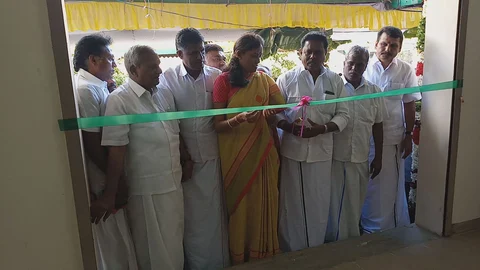 அலுவலகத்தைத் திறந்த தொழிலாளர்கள்