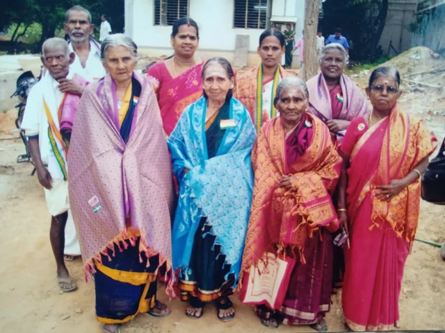 பிற தியாகிகளின் வாரிசுகளுடன் இந்திரா