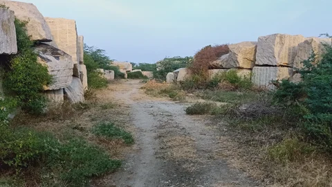 தடை செய்யப்பட்ட இடத்தில் லாரி் செல்லும் தடம்