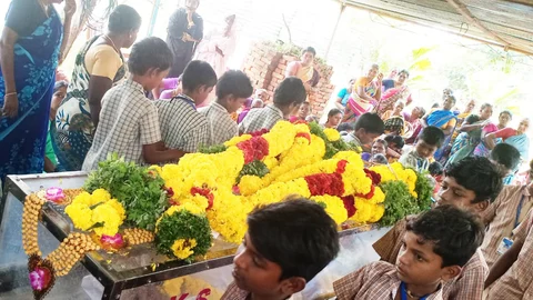 அஞ்சலி செலுத்தும் மாணவர்கள்