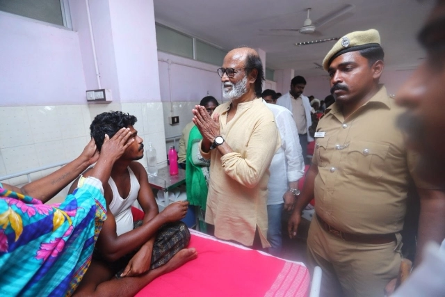 மருத்துவமனையில் ஆறுதல் சொல்லும் ரஜினி
