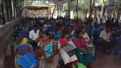 மதுரையில் குவிந்த பட்டதாரிகள்