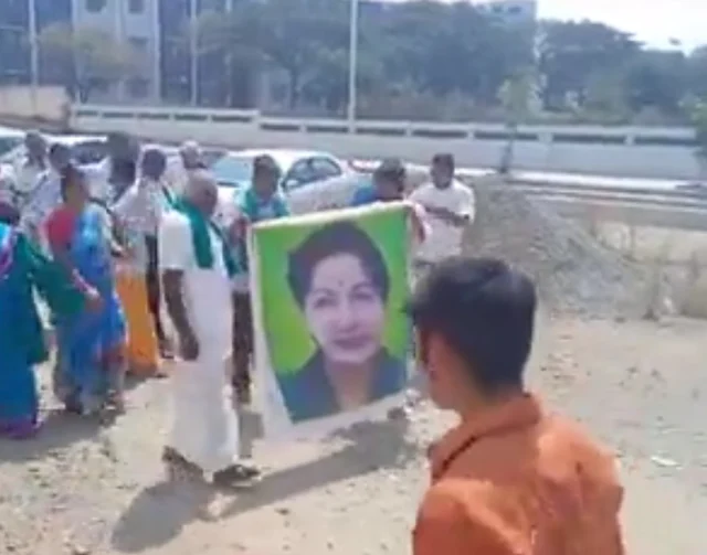 ஜெயலலிதா உருவப் படத்துடன் வந்த விவசாயிகள்