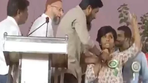 மேடையில் பாகிஸ்தான் ஆதரவு கோஷம் எழுப்பிய மாணவி