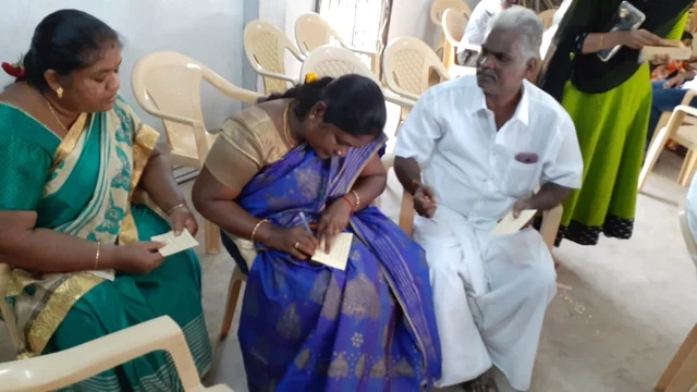 கோரிக்கை எழுதும் மக்கள்