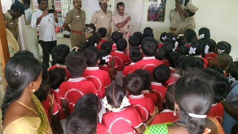 காவல்நிலையத்திற்கு விசிட் அடித்த மாணவர்கள்